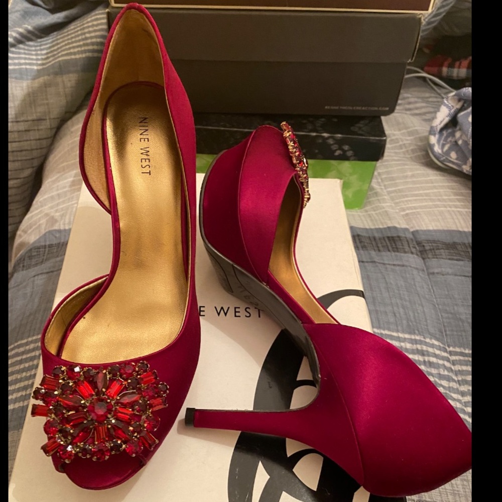 🎉HP🎉 NIB NINE WEST SATIN PLATFORM PEEP TOE PUMP